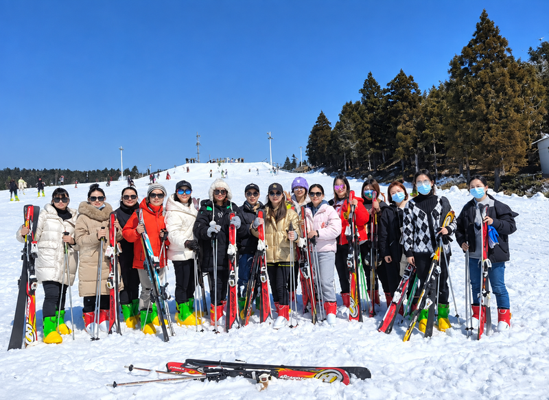 TOPFENG TEAM ENJOYS A MEMORABLE WINTER SKIING EXPERIENCE